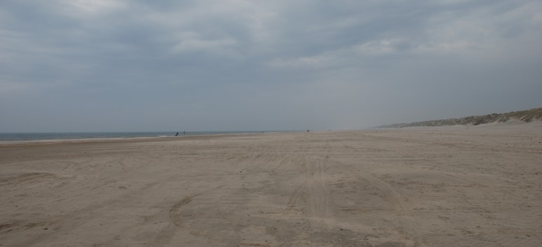 Am See und Strand von Borsmose mit den Mittelspitzen von der Rosteige 01