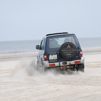 Mitsubishi Pajero V20 am Vejers Strand in Dnemark im tiefen Sand 11